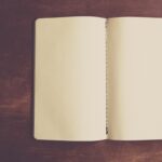 Un carnet vierge ouvert sur une surface en bois