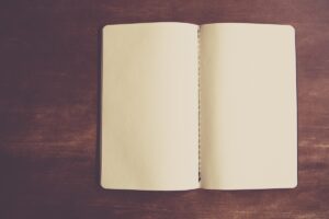 Un carnet vierge ouvert sur une surface en bois