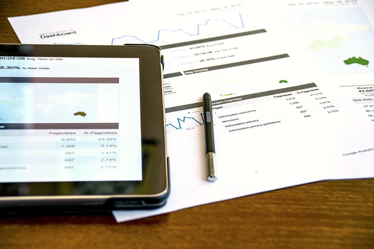 Tablette, documents, stylo sur table en bois, analyse de données